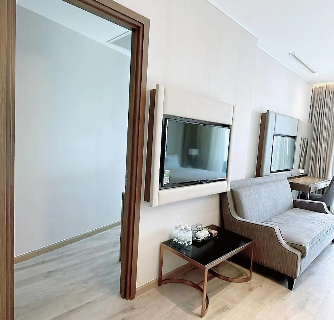 Oceanfront Panorama Residence Nha Trang 5*,